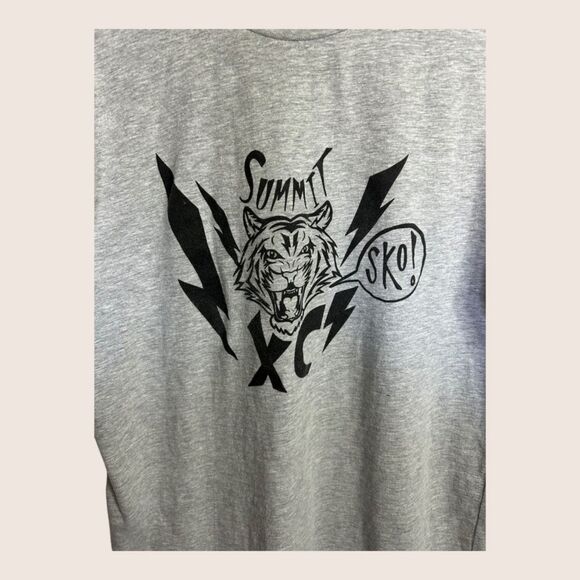 🐯 SMALL SUMMIT XC CROSS COUNTRY TEAM BEND OREGON T-SHIRT GRAY SKO TIGERS - Picture 2 of 5